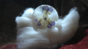 Resin spindle with viola flowers